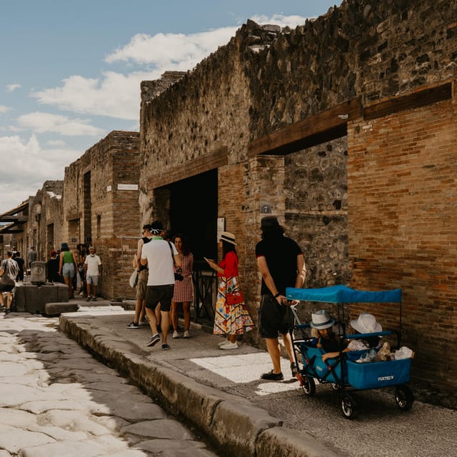 Discover Pompeii: French Walking Tour of the Buried City - Why a guided start helps at Pompeii