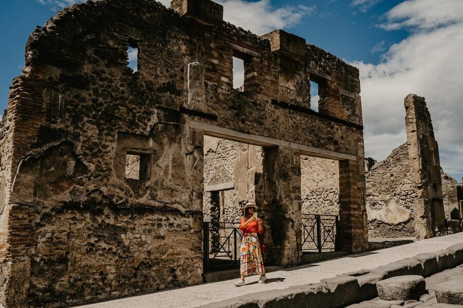 Discover Pompeii: French Walking Tour of the Buried City - Meeting your Pompeian storyteller