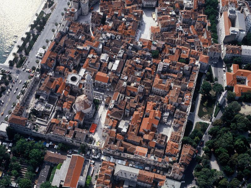 Discover The Old Town Split 1.5h walking Small group tour - The guides are the main reason to book