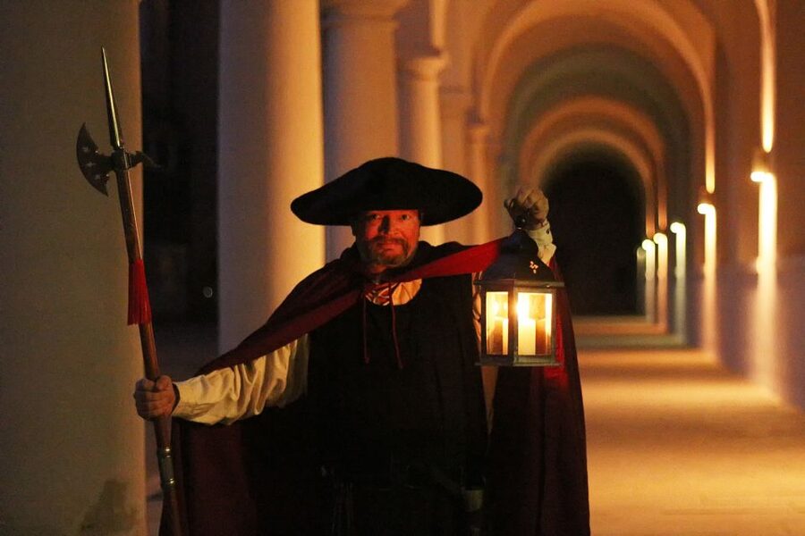 Dresden: Walking Tour with a Night Watchman including a Meal - What the night watchman adds after dark