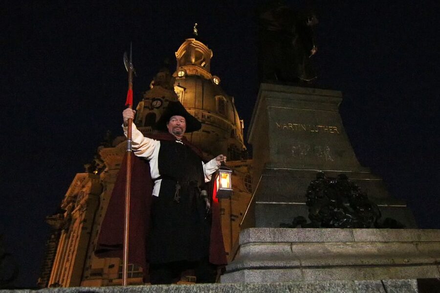 Dresden: Walking Tour with a Night Watchman including a Meal - Practical timing for your evening