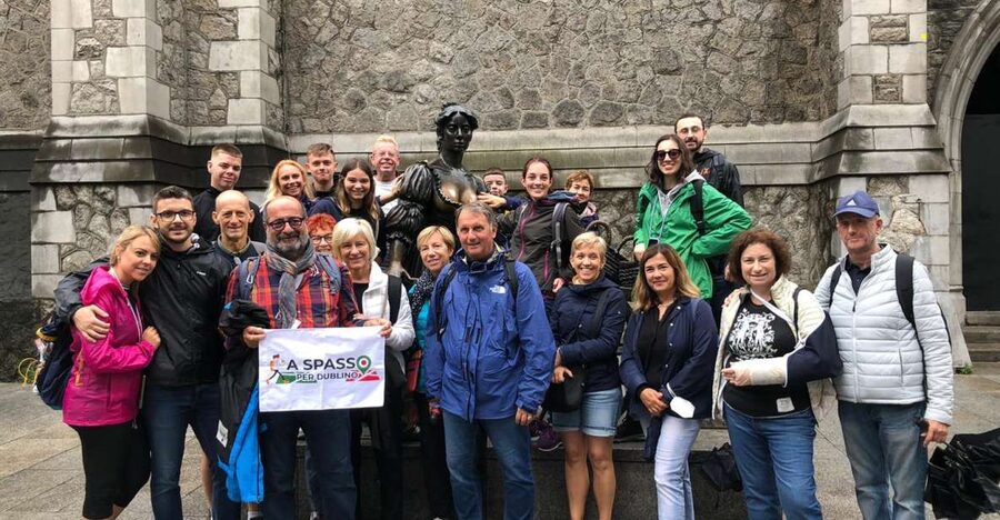 Dublin Highlights: 2.45-Hour Walking Tour in Italian - Meeting at Trinity College and meeting Molly Malone