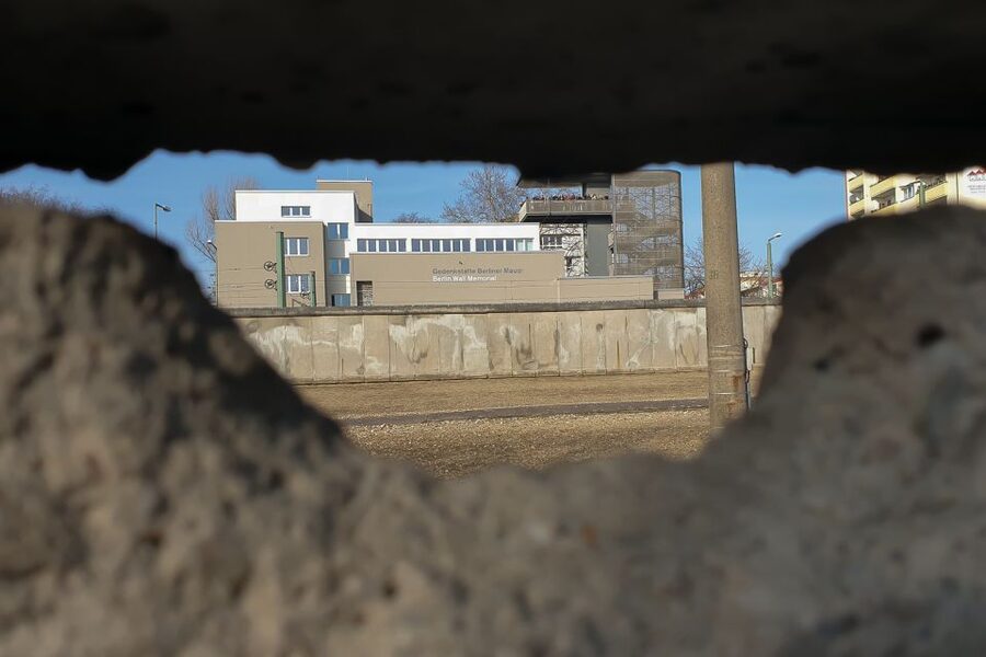 East Berlin and the Wall: Walking Tour - The eight-minute train ride to Nordbahnhof