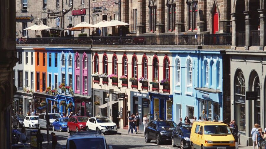 Edinburgh: 3-Hour Historical Walking Tour in Spanish - Starting beside City Chambers on the Royal Mile