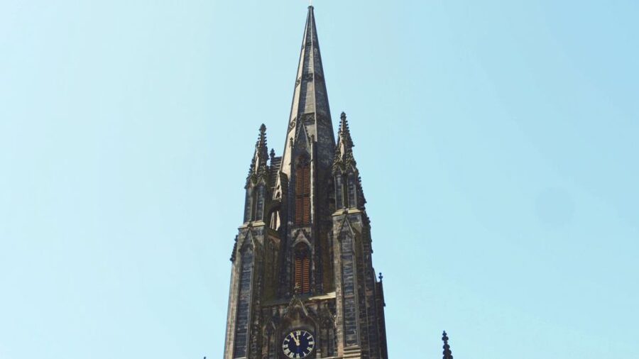 Edinburgh: 3-Hour Historical Walking Tour in Spanish - Crossing the Mound into Edinburgh’s New Town