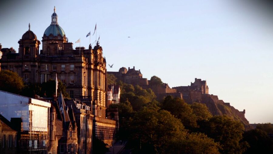 Edinburgh: 3-Hour Historical Walking Tour in Spanish - Greyfriars Kirkyard and Edinburgh’s darker stories