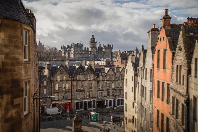 Edinburgh Castle & Royal Mile Walking Tour - Ticket Included - Starting beneath the dark blue umbrella