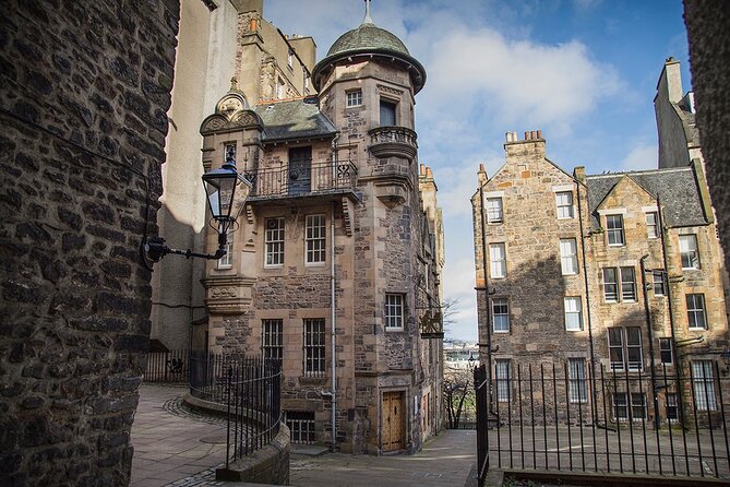 Edinburgh Castle & Royal Mile Walking Tour - Ticket Included - What $68 buys you