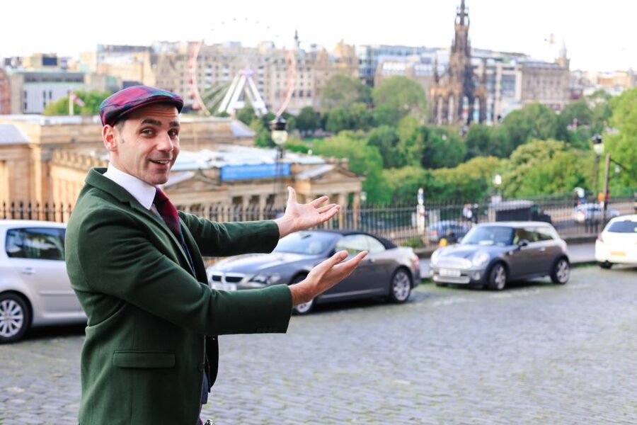 Edinburgh: Mountebank Comedy Walk - Meeting Daniel outside Monkey Barrel Comedy Club