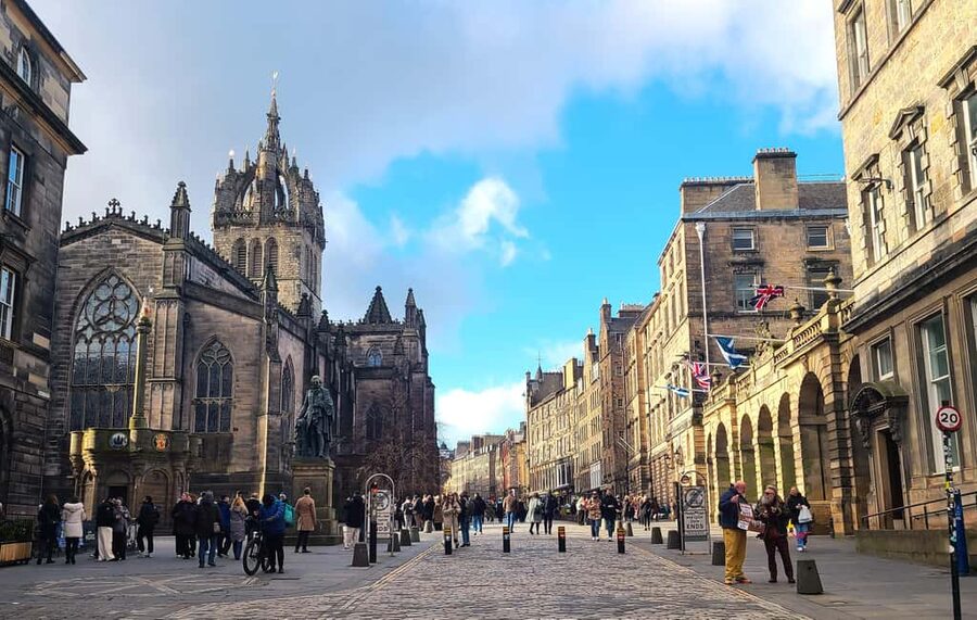 Edinburgh: Private Walking Tour in French with Clémentine - Key points to know before you book
