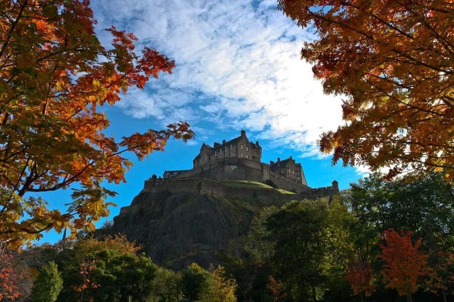 Edinburgh: Private Walking Tour in French with Clémentine - Walking the Royal Mile and its closes