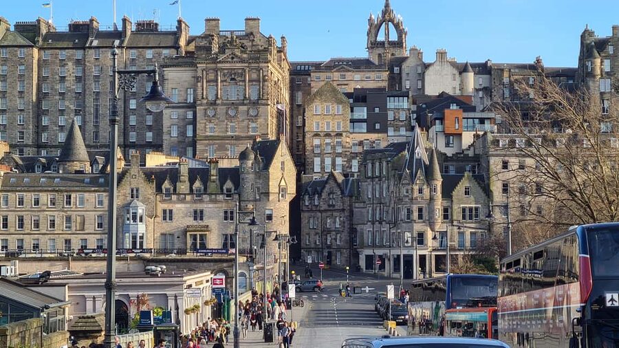 Edinburgh: Private Walking Tour in French with Clémentine - Edinburgh Castle from the outside