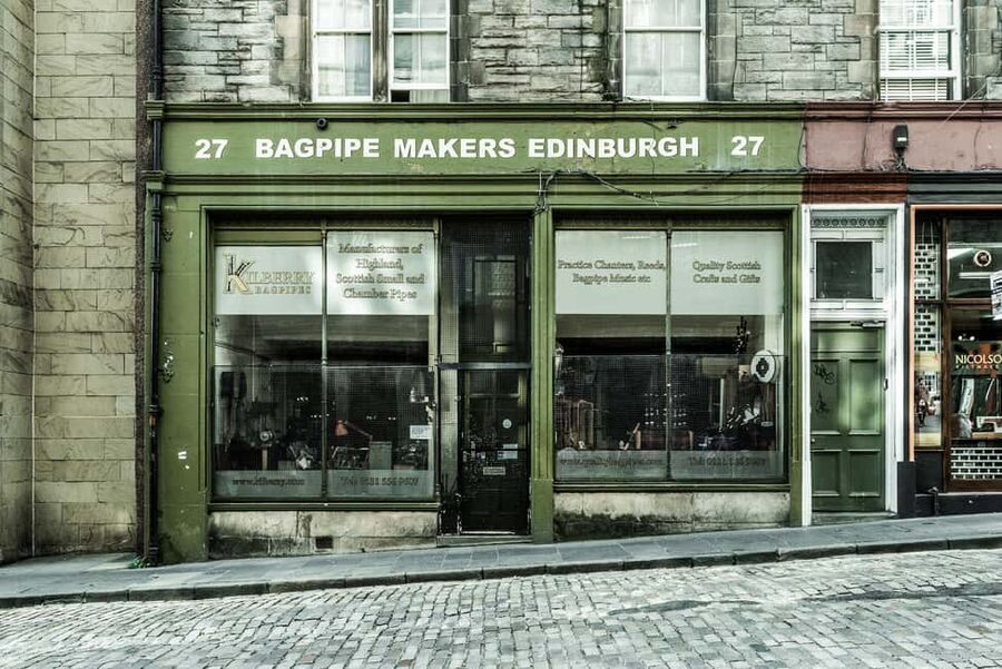 Edinburgh: Private Walking Tour in French with Clémentine - What the private format changes