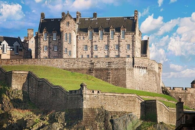 Edinburgh Skip-the-Ticket-Line Castle Walking Tour - Walking conditions and what to bring