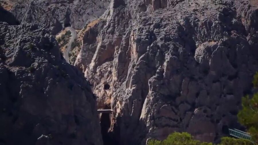 El Chorro: Caminito del Rey Gorge Route Guided Walking Tour - The views: cliffs, lake, and Costa del Sol scenery