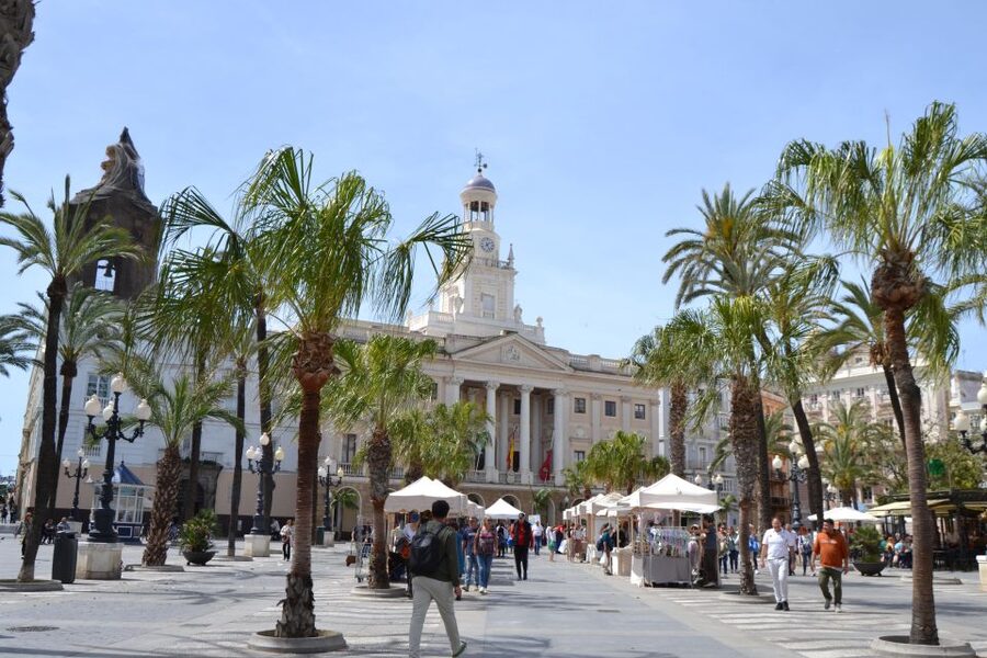 English Cádiz Tour: Walking Tour with Local Guide - The pace, group feel, and guide style