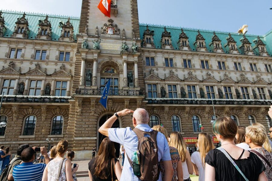 English Hamburg City Center Pay-What-You-Want Walking Tour - Meeting the Guide at Hamburg’s Town Hall