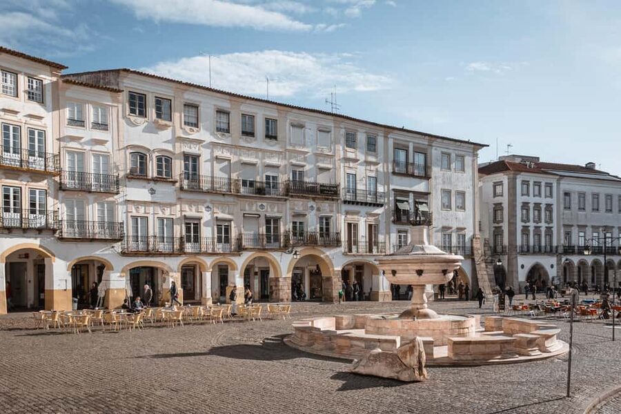 Évora: Private & Flexible Walking Tour in Historic Center - How the Walkbox app handles the experience