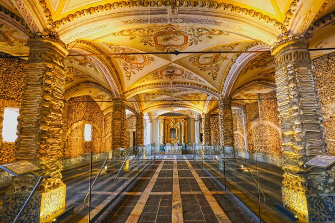 Évora: Private walking tour with tickets to main monuments - Meeting at Praça do Giraldo