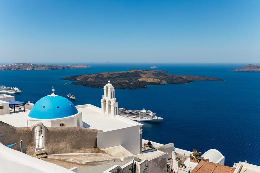 Fira: Guided Foodie Walking Tour with Tastings - Guides make the difference