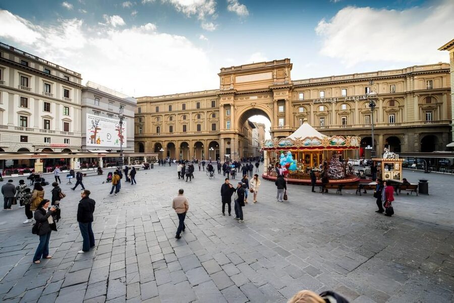 Florence: 2.5 hour Audio Guided Walking Tour led by Host - The Duomo, Via dei Calzaiuoli, and Piazza della Repubblica