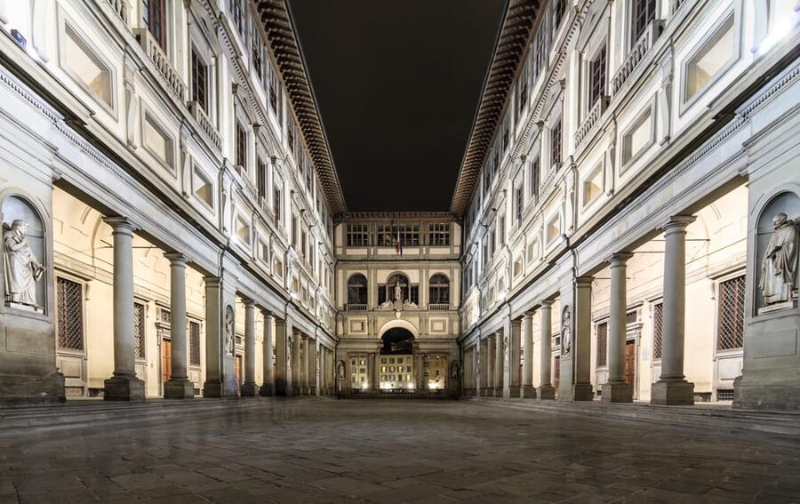 Florence: Dark Secrets & Scandals Evening Walking Tour - Piazza della Signoria and Palazzo Vecchio