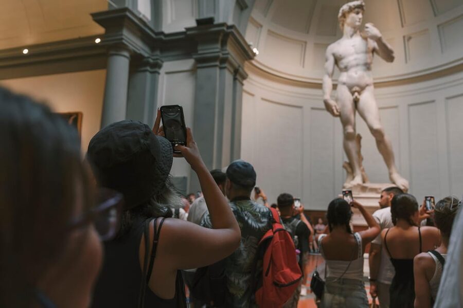 Florence: Walking Tour with David, Duomo & Uffizi Gallery - Medici landmarks and the Duomo exterior