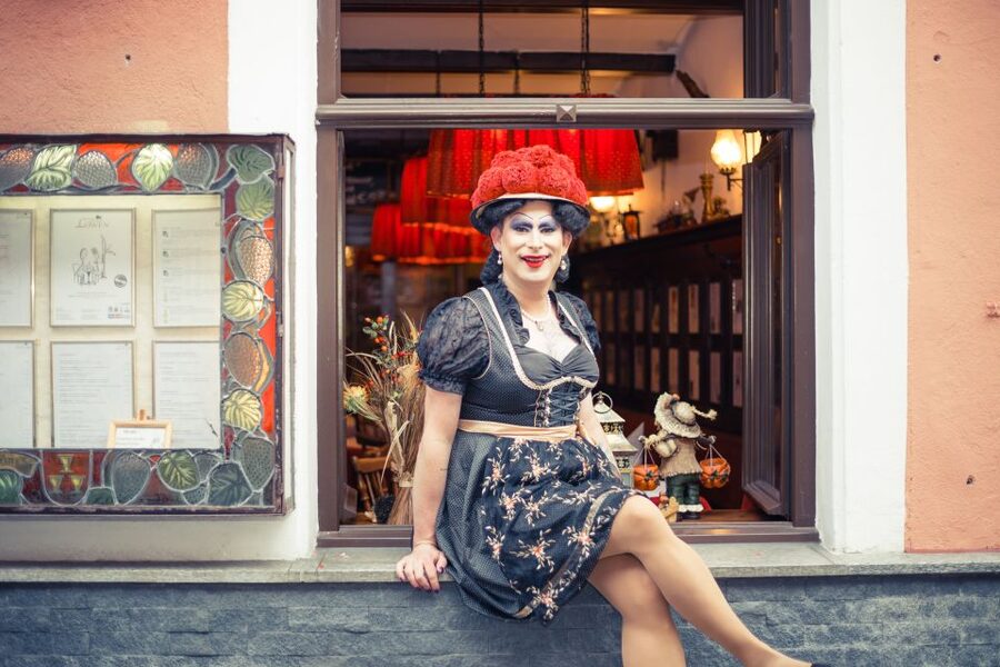 Freiburg: Drag Queen Show Walk with Betty BBQ - Meeting Betty at Franziskanerstraße 11
