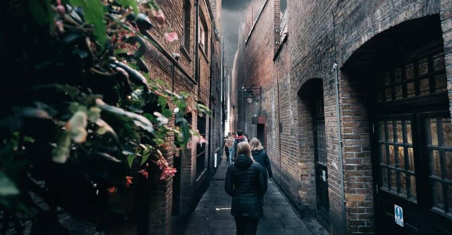 French Language: Original Harry Potter Walking Tour - The Golden Hinde, Winchester Palace, and The Clink
