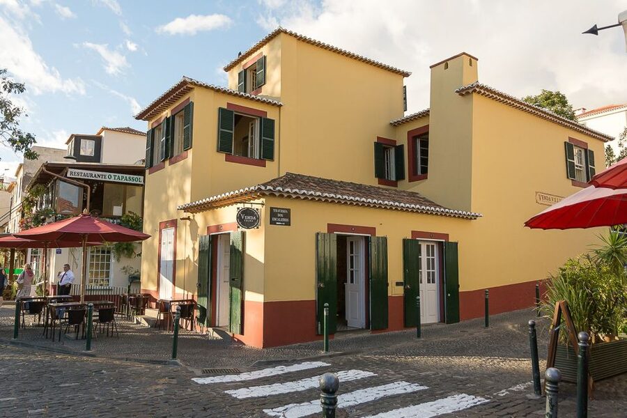 Funchal: Old Town Walking Tour - City Hall and the small details above street level