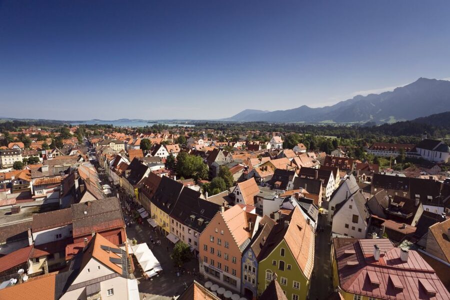 Füssen: Old Town Guided Walking Tour in German - Sebastian Cemetery and the medieval city wall