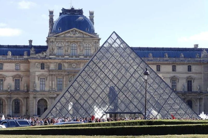 German private Walking Tour through Montmartre & Passages - From village-like streets to the Grands Boulevards