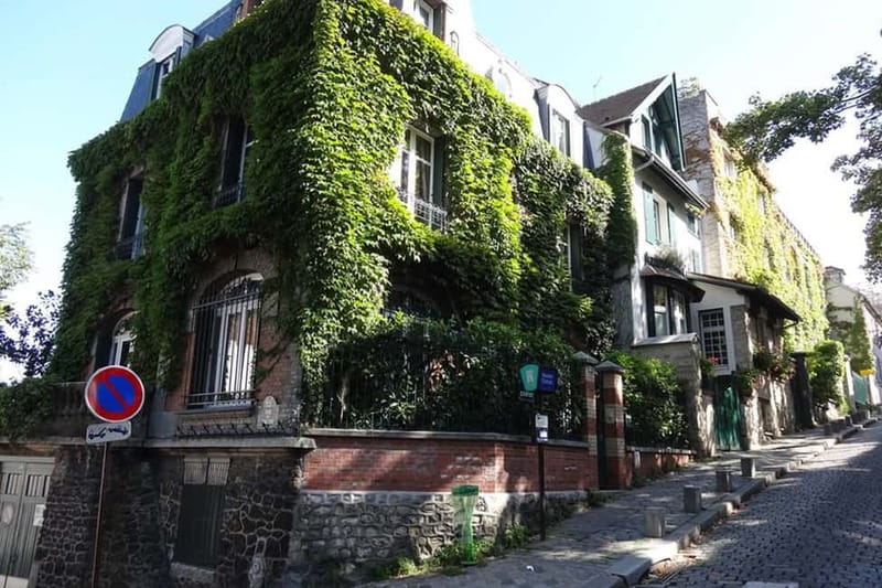 German private Walking Tour through Montmartre & Passages - How much walking and time to allow