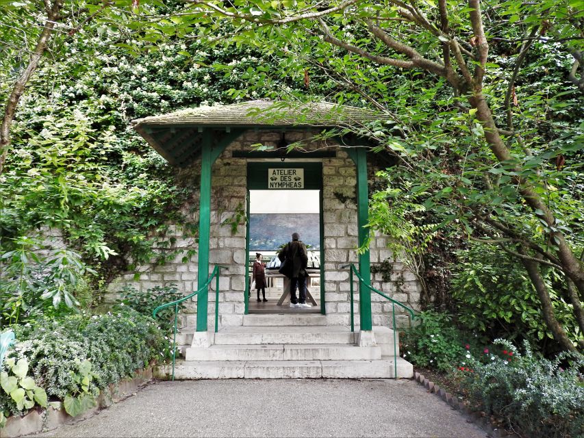 Giverny Village Walking Tour & Skip-the-Line to Monet Garden - Entering Monet’s House and Gardens without the long wait
