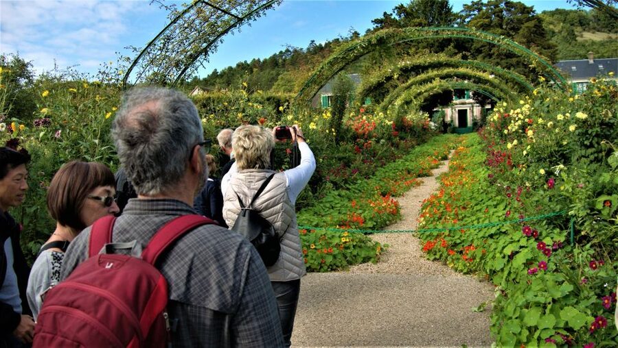 Giverny Village Walking Tour & Skip-the-Line to Monet Garden - Guide quality and group atmosphere