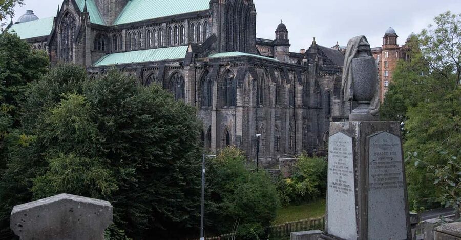 Glasgow: Ghouls, Ghosts & Gruesome Tales Guided Walking Tour - Ramshorn Graveyard and Glasgow’s old burial grounds