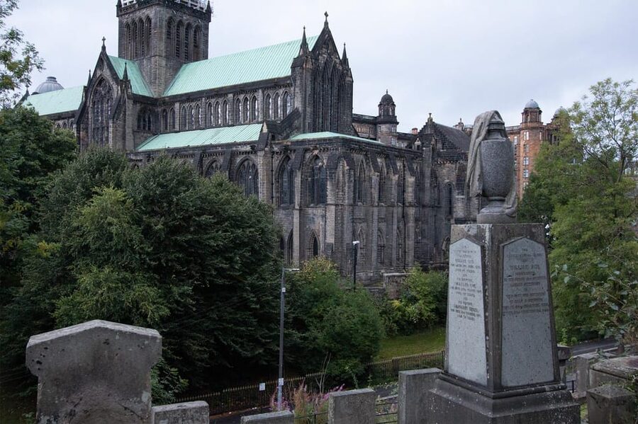 Glasgow: Ghouls, Ghosts & Gruesome Tales Guided Walking Tour - The Glasgow Necropolis by lantern