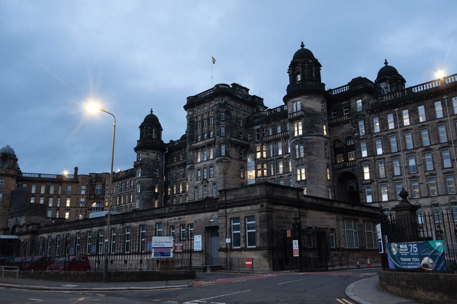 Glasgow: Ghouls, Ghosts & Gruesome Tales Guided Walking Tour - The guides make or break the experience