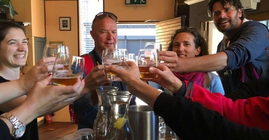 Glasgow: Pubs & History Guided Walking Tour with Beer - George Square ties the story to public life