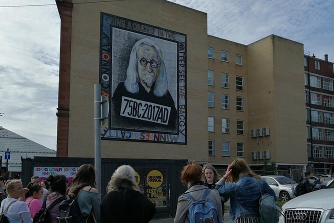 Glasgow Street Art Daily Walking Tour: 2pm - The black taxi mural is easy to miss