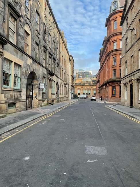 Glasgow: The streets with a Glaswegian guide: Walking Tour - The Gallery of Modern Art stop