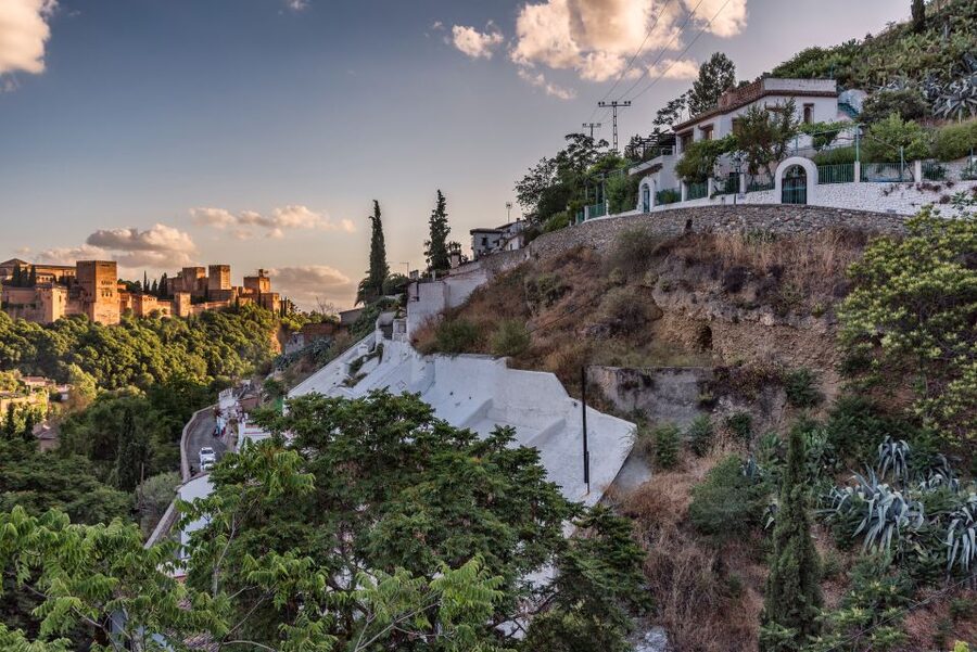 Granada: Albaicin and Sacromonte Evening Walking Tour - La Caldereria and the first Moorish lanes