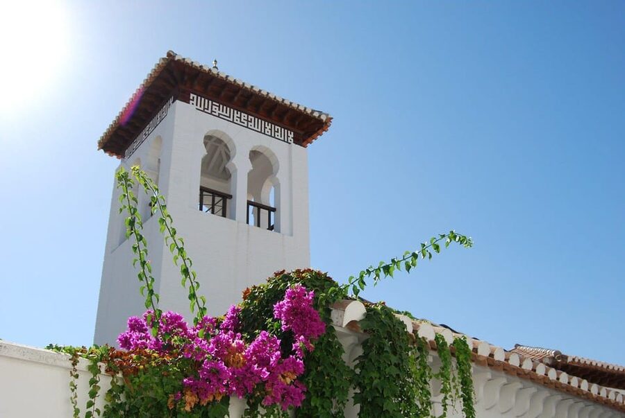 Granada: Albaicín and Sacromonte Guided Sunset Walking Tour - San Nicolás at golden hour