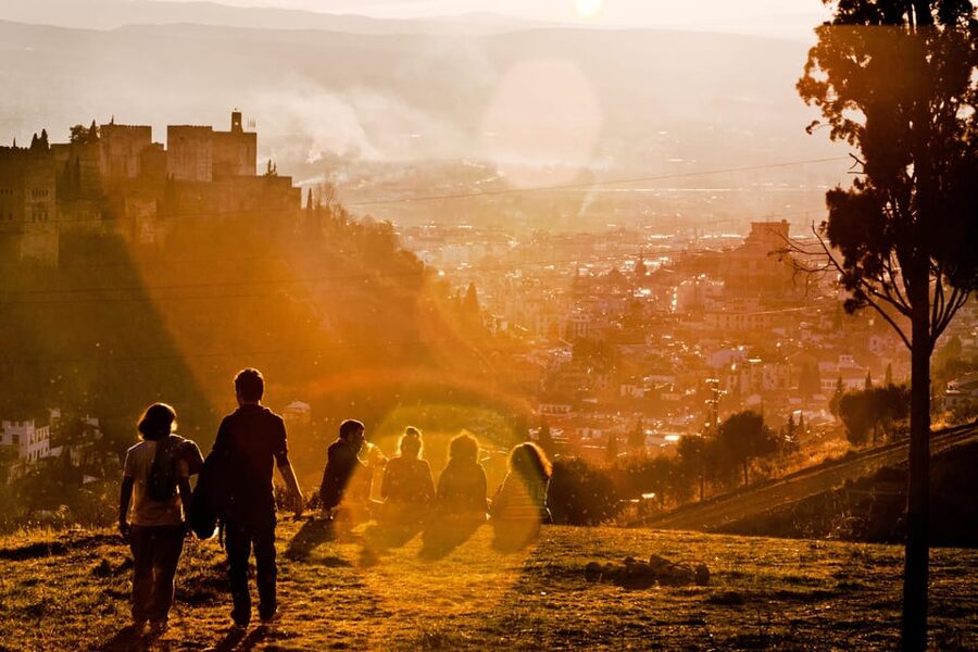 Granada: Albaicín and Sacromonte Guided Sunset Walking Tour - Sacromonte, cave homes, and flamenco