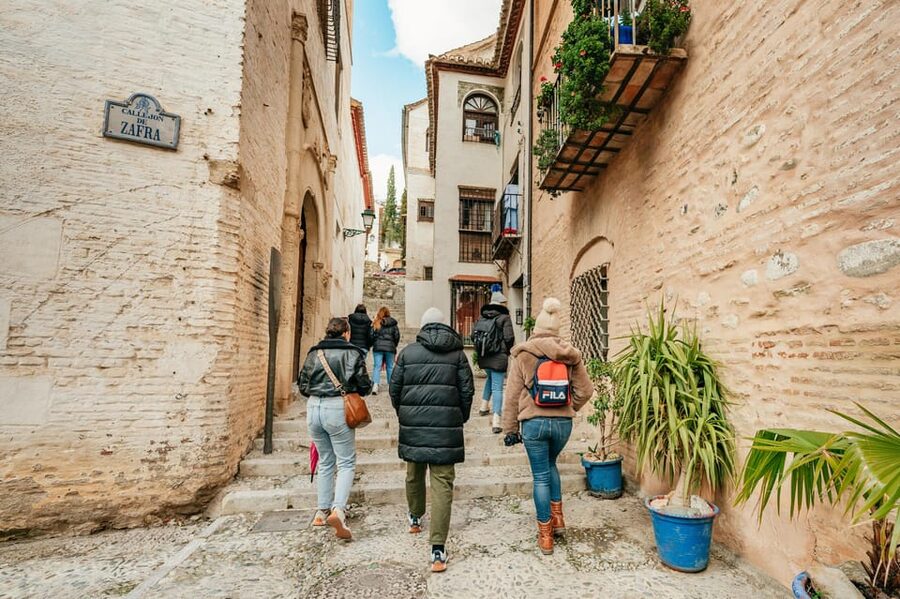 Granada: Albaicín and Sacromonte Guided Sunset Walking Tour - Guides make the difference