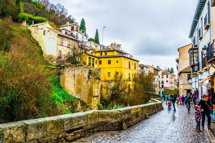 Granada: Albaicín and Sacromonte Walking Tour - Into Sacromonte and its cave homes