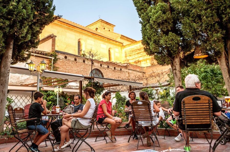 Granada: Albayzin and Sacromonte Walking Tour - Sacromonte’s caves and gypsy traditions