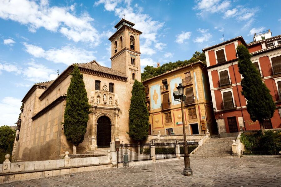 Granada: Albayzin and Sacromonte Walking Tour - Walking the Albayzín’s narrow, twisting streets