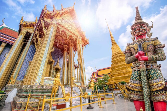Grand Palace, Wat Phra Kaew, Wat Pho and Wat Arun Walking Tour From Bangkok - Wat Phra Kaew and the Emerald Buddha