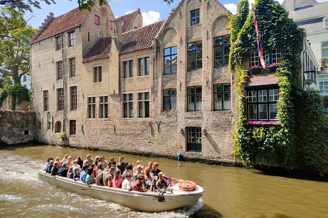 Guided boat trip and walk - Vismarkt and the canal-side character of Bruges